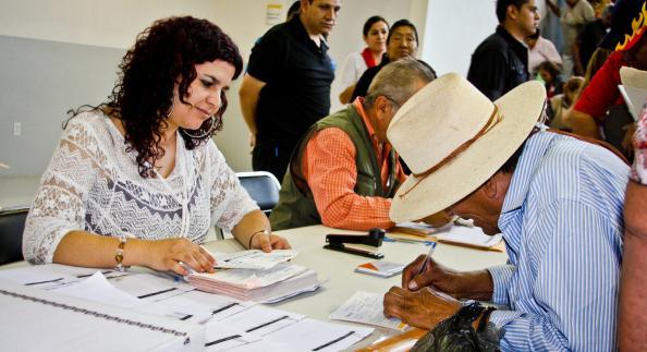 Ven padres mal el aumento a adultos mayores; no hay mejoras en escuelas