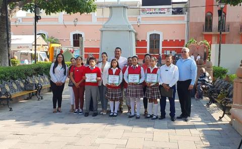 Dieron reconocimientos a alumnos destacados