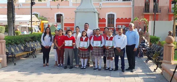 Dieron reconocimientos a alumnos destacados