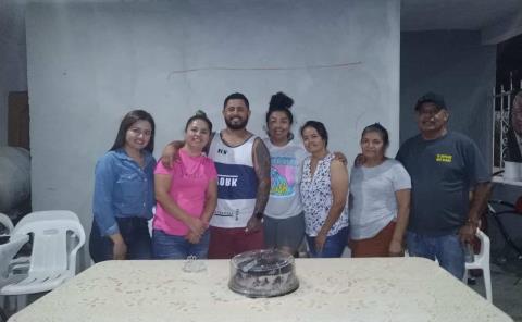 Partió pastel junto a su familia Héctor Montoya