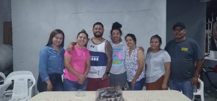 Partió pastel junto a su familia Héctor Montoya