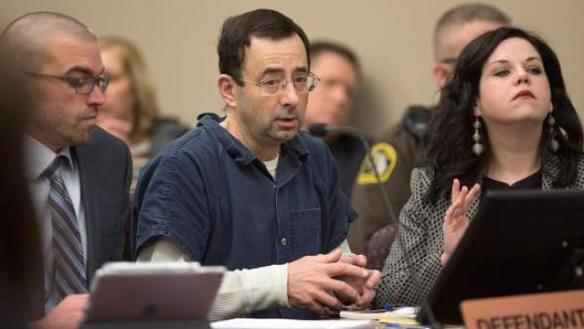 Médico Larry Nassar es apuñalado en prisión