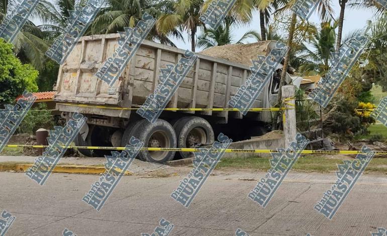 Muere trailero se impactó contra vivienda 