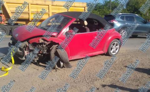 Veloz automóvil destrozado al colisionar contra pesada unidad 
