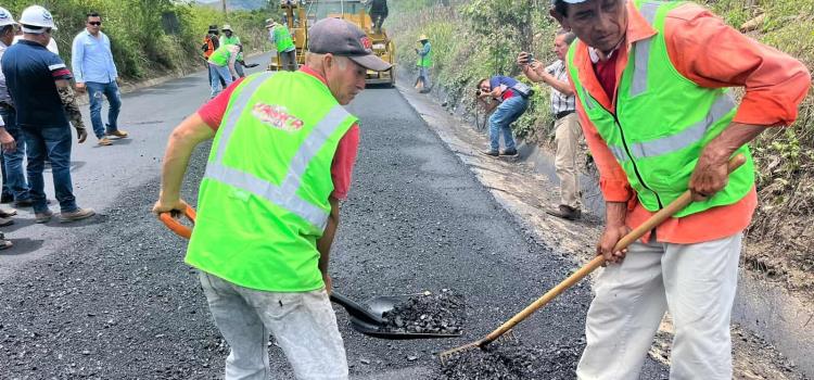 En Xochiatipan dieron banderazo de inicio de rehabilitación de carretera 