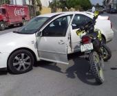 Chocó motociclista contra un vehículo