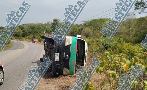 Combi abejitas quedó ladeada en la  Alazán-Canoas 
