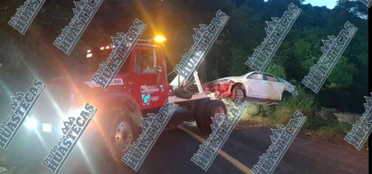 En la México-Tampico auto se salió de la carretera