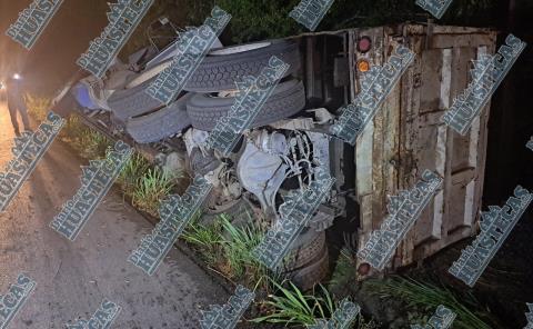Camión de volteo terminó ladeado en Tantoyuca


