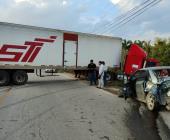 Auto se atravesó al paso de tráiler