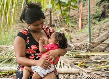 Madres amamantan por extrema pobreza: Autoridades de Salud 