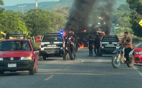 Bloqueos y quema de negocios  y vehículos en Tierra Caliente