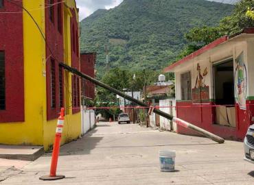 Poste caído afectó la calle Cuitláhuac
