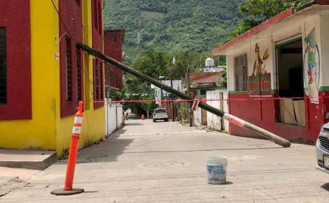 Poste caído afectó la calle Cuitláhuac