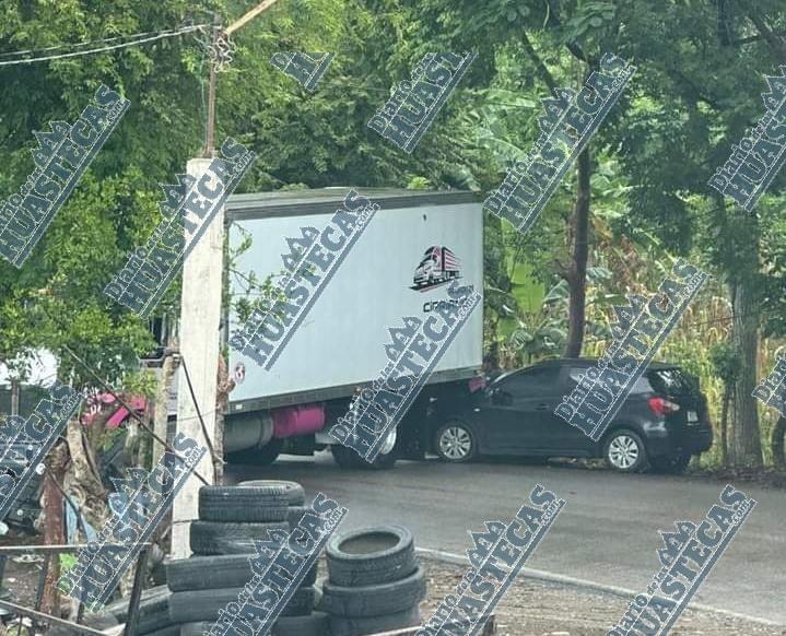 Camión se impactó contra camioneta
