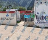 Muri0 funcionario de Huazalingo afuera del Centro de Salud
