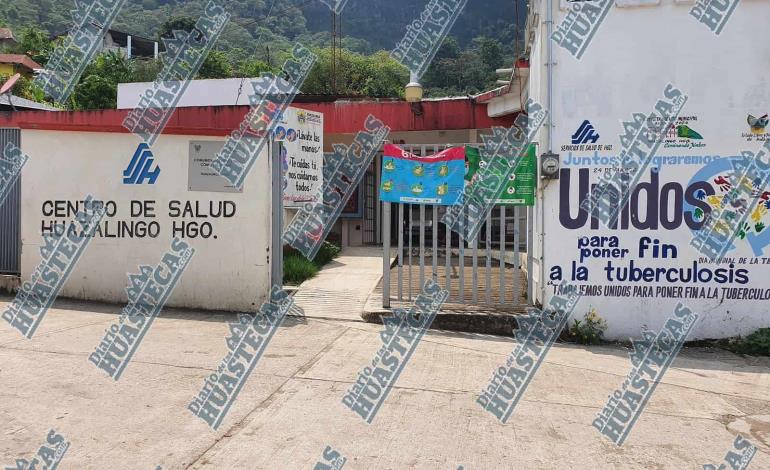 Muri0 funcionario de Huazalingo afuera del Centro de Salud