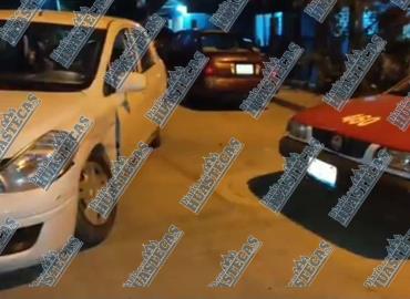 Taxi se impactó contra automóvil en crucero 