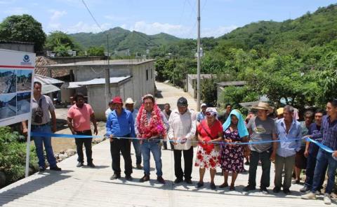 Alcalde de Xochiatipan inauguró cuatro obras de pavimentación 
