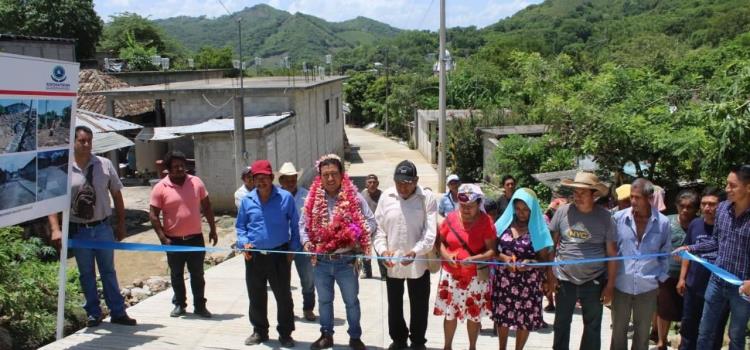 Alcalde de Xochiatipan inauguró cuatro obras de pavimentación 