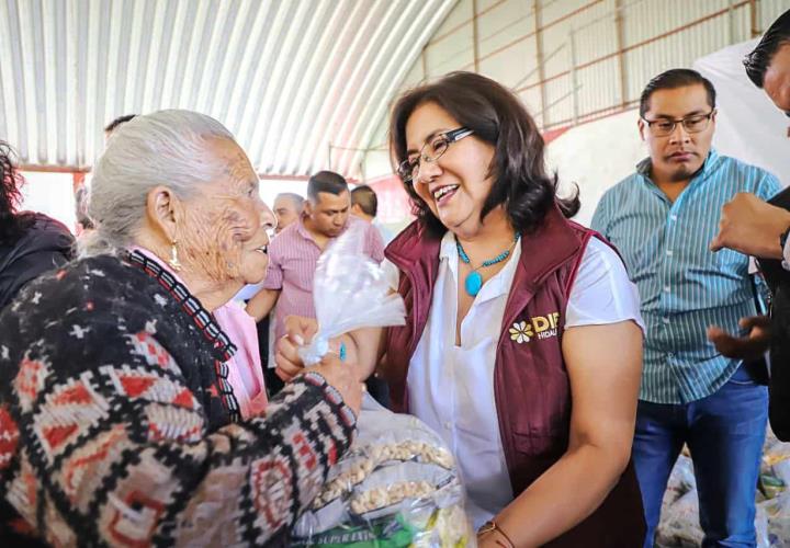 DIF estatal lleva apoyos a la Otomí-Tepehua