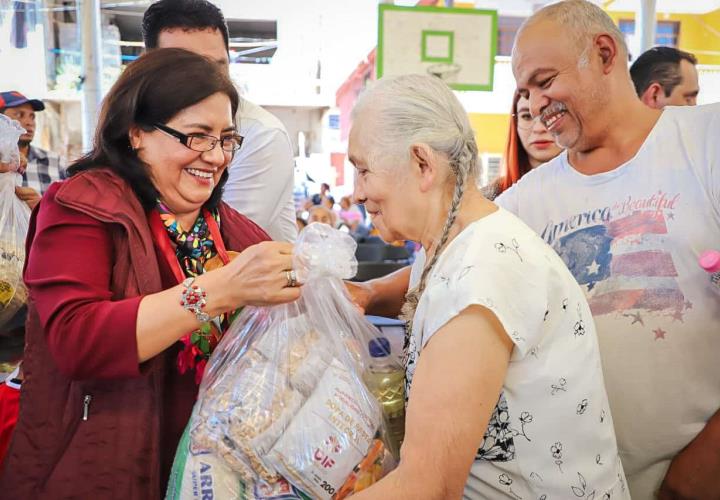 DIF estatal lleva apoyos a la Otomí-Tepehua