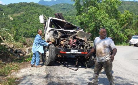 Rescataron camión tras volcadura; pérdida total