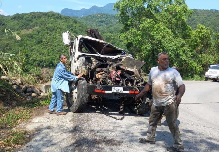 Rescataron camión tras volcadura; pérdida total