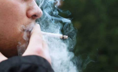 Envician a menores; comerciantes venden cigarros sueltos
