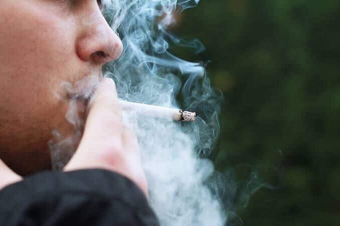 Envician a menores; comerciantes venden cigarros sueltos