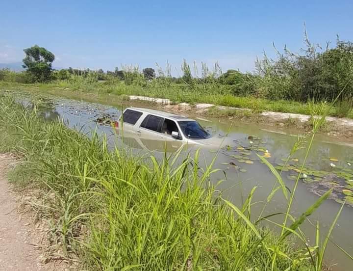 VEHÍCULO CAYÓ AL  CANAL DE LA MEDIA