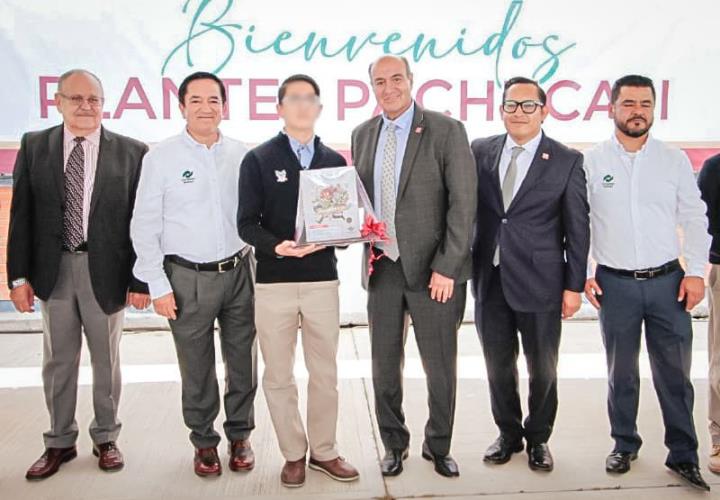 Entrega Natividad Castrejón uniformes y libros a estudiantes del Conalep Pachuca II