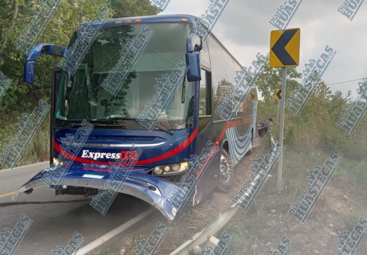 Autobús se impactó contra protección en la Chalma- Huejutla