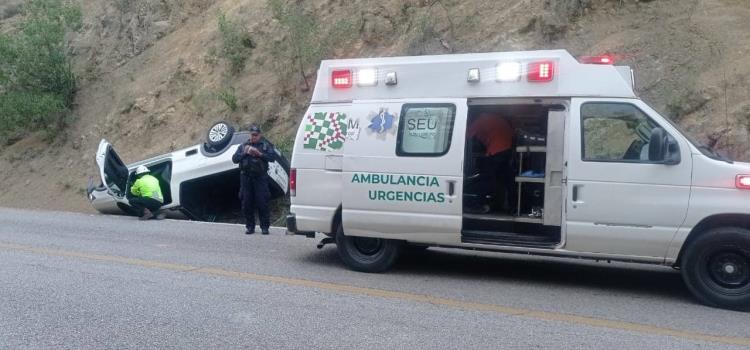 Chofer herido en volcadura