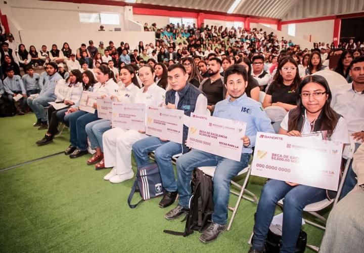 Garantiza JMS continuidad escolar con becas a estudiantes