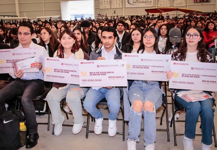 Garantiza JMS continuidad escolar con becas a estudiantes