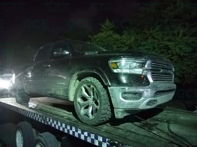 Hallan camioneta con "poncha-llantas"