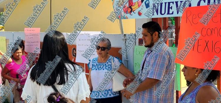 Padres de familia se manifestaron en la primaria Manuel Azuara León