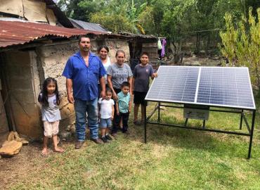 Entregan paneles solares a familias