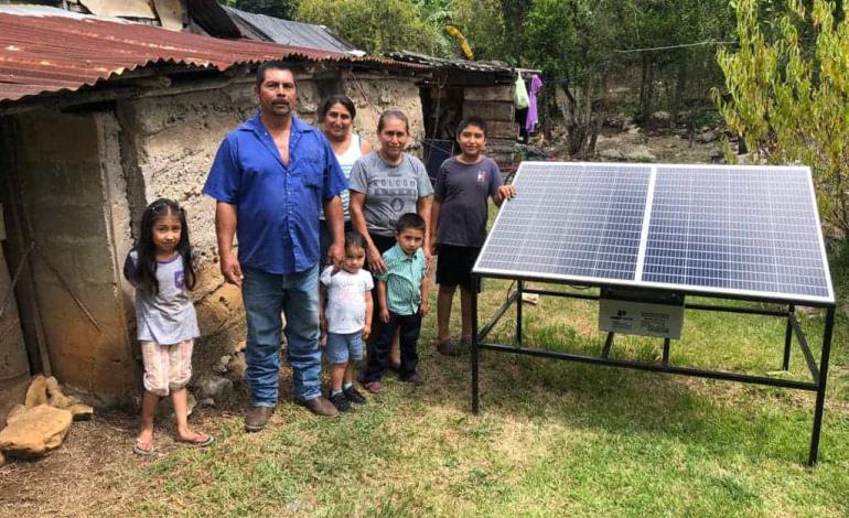 Entregan paneles solares a familias