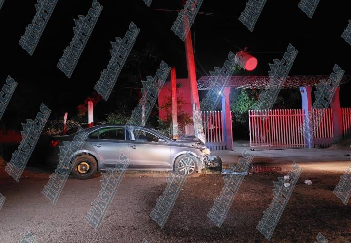 Auto chocó contra poste en Tantoyuca