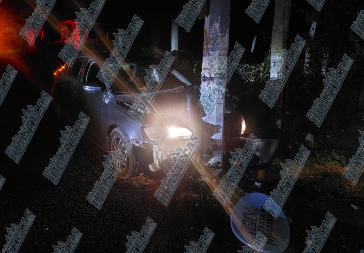 Auto chocó contra poste en Tantoyuca