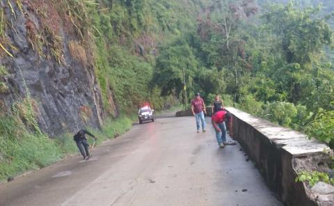 Protección Civil despejó cunetas en Huautla