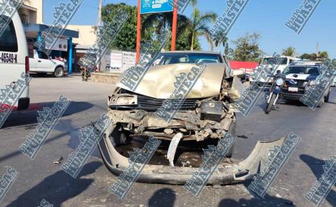 Fuerte choque dejó un auto destrozado en la México-Tampico



