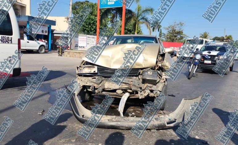 Fuerte choque dejó un auto destrozado en la México-Tampico