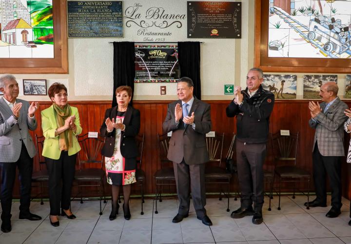 Acompaña Menchaca Salazar el 70 aniversario del tradicional restaurante pachuqueño "La Blanca"