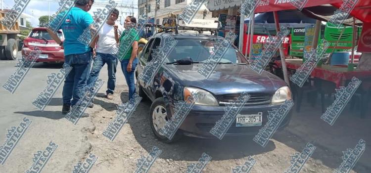 Autobús destrozó puerta de un auto en Tantoyuca