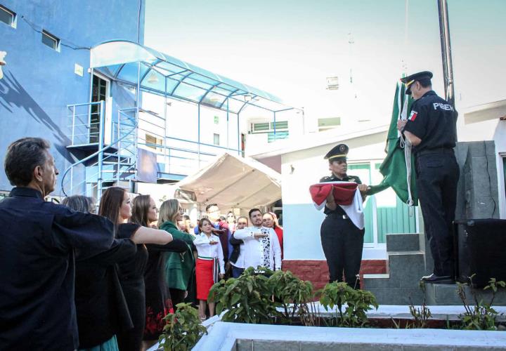 Encabezó Julio Menchaca la ceremonia de Arriamiento de Bandera