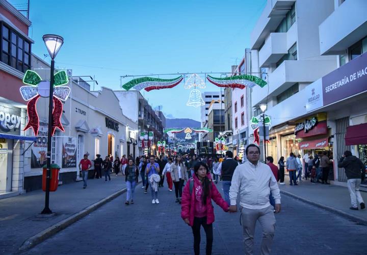 Disfrutan hidalguenses de los festejos patrios en Plaza Juárez