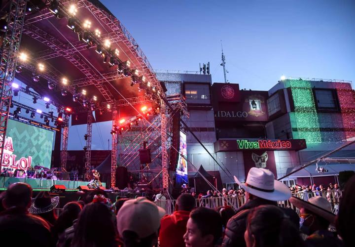 Disfrutan hidalguenses de los festejos patrios en Plaza Juárez